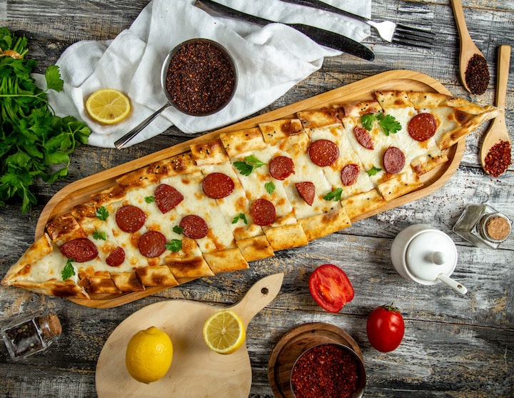 Sucuklu Kaşarlı Pide